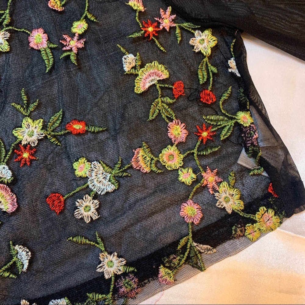 LF Dresscode Floral Mesh Crop Top - Picture 7 of 11